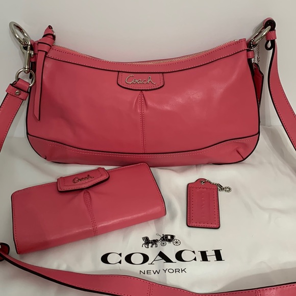 Coach bag with matching wallet and key chain. - Picture 1 of 10